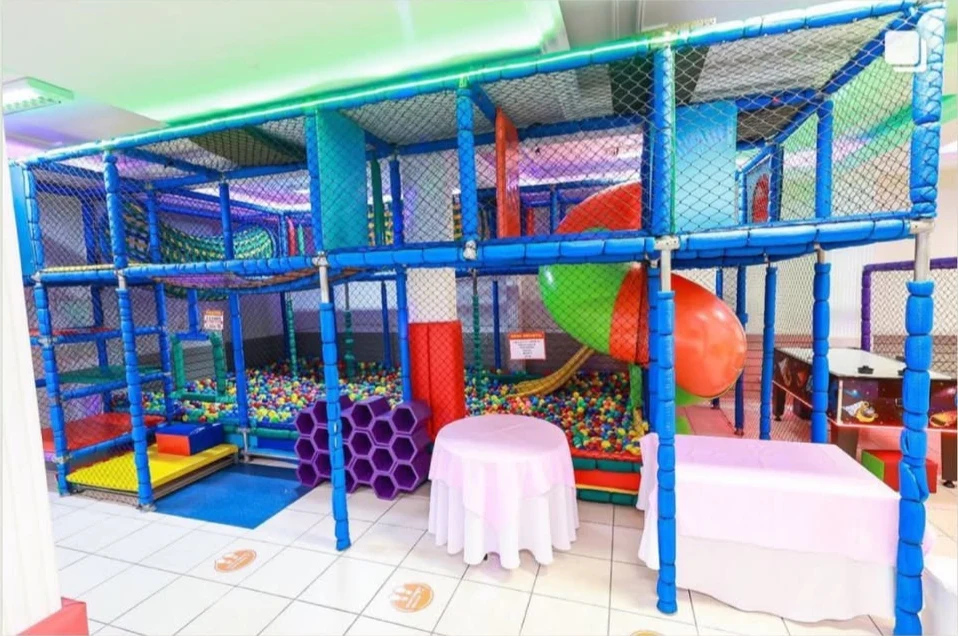 Brinquedão colorido com tubos, escorregador e piscina de bolinhas
