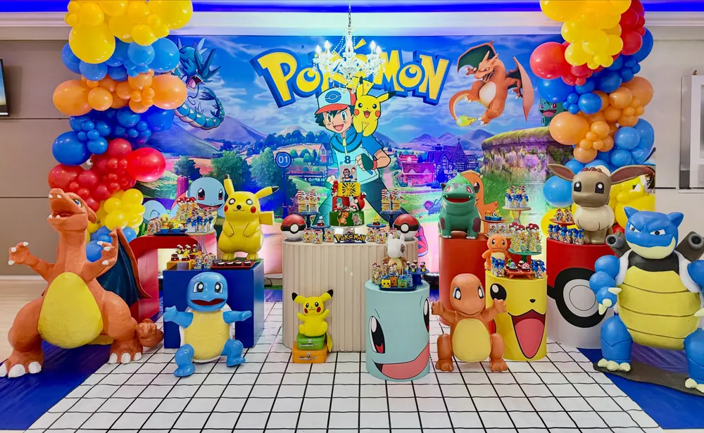 Cenário completo com tema Pokémon, arcos de balões e personagens em tamanho grande